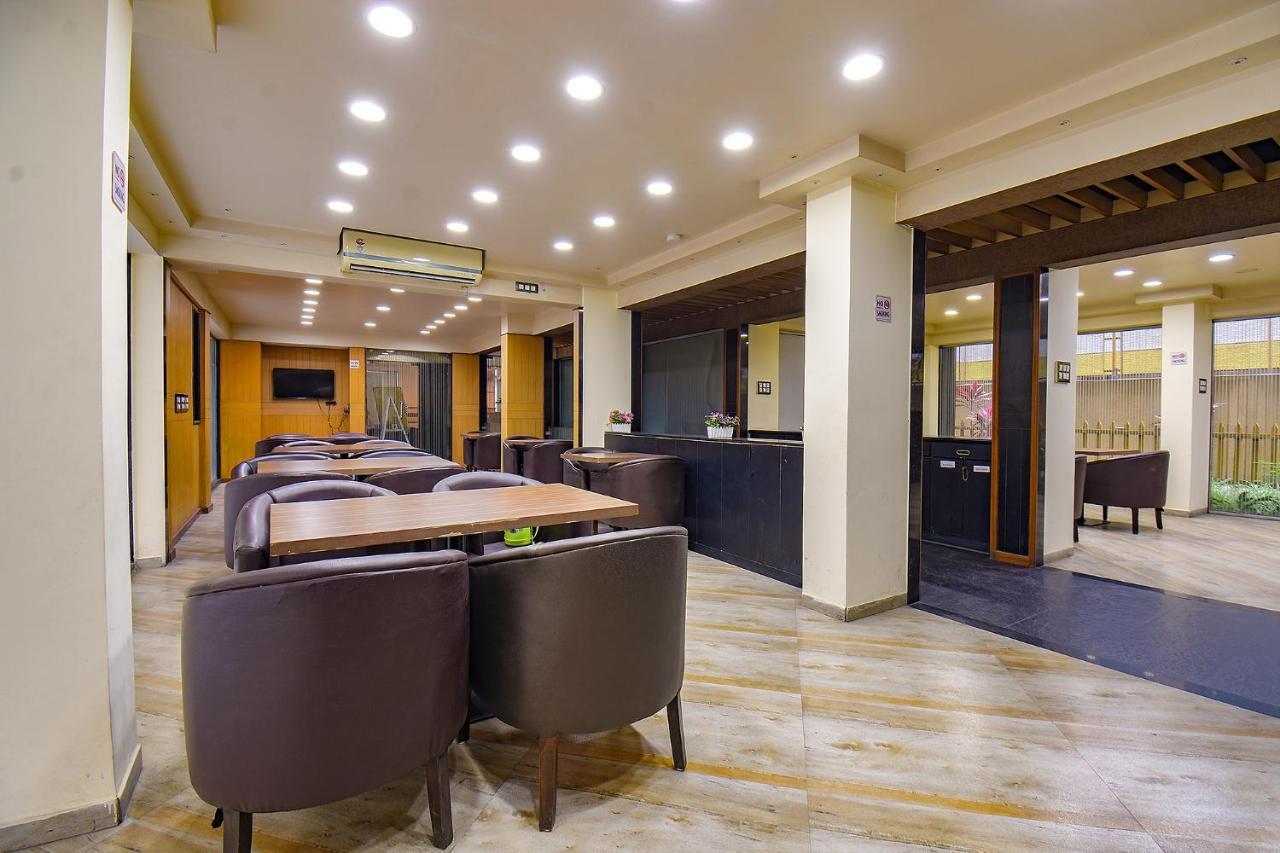 Fabhotel Sr Wakad - Nr Mall Of Millenium Hotel