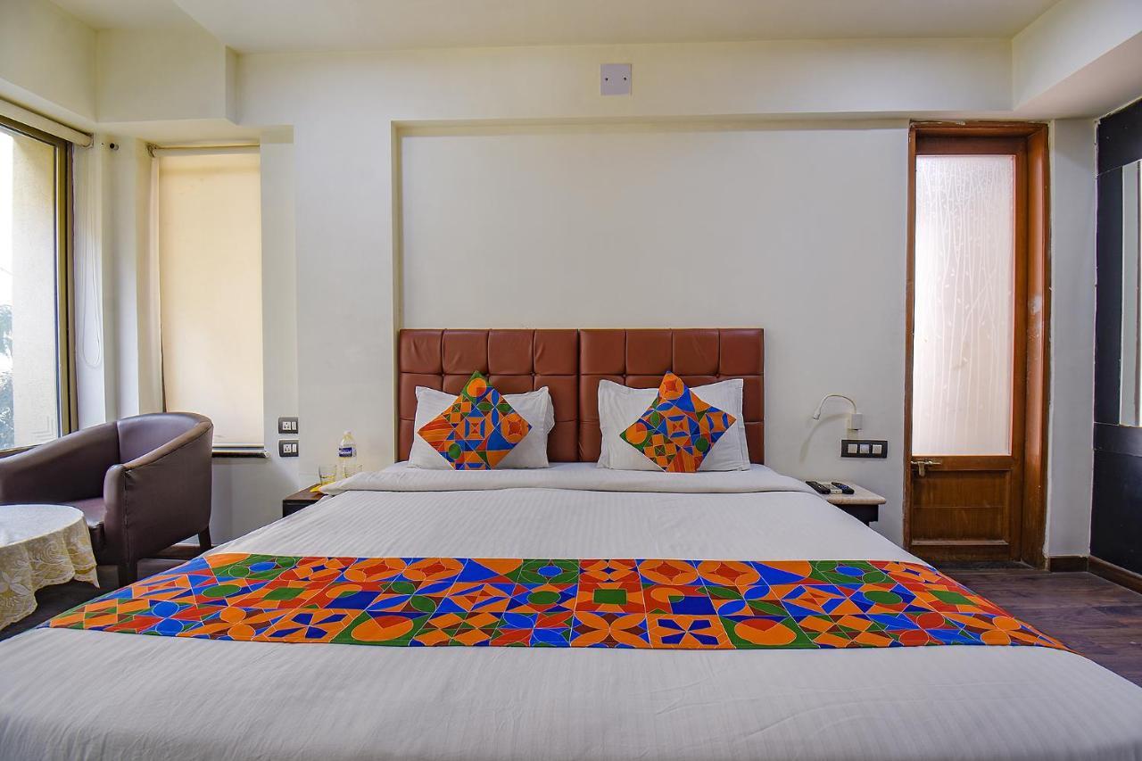 Fabhotel Sr Wakad - Nr Mall Of Millenium Hotel